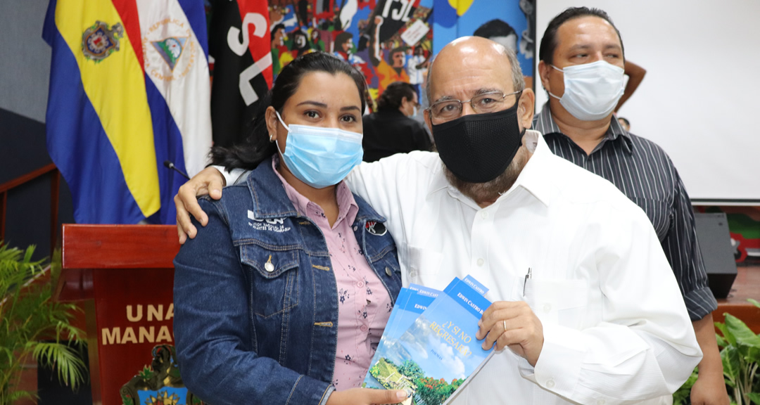 Diputado Edwin Castro hace entrega de libros a la presidenta de UNEN-UNAN-MANAGUA Andrea Ferrufino 