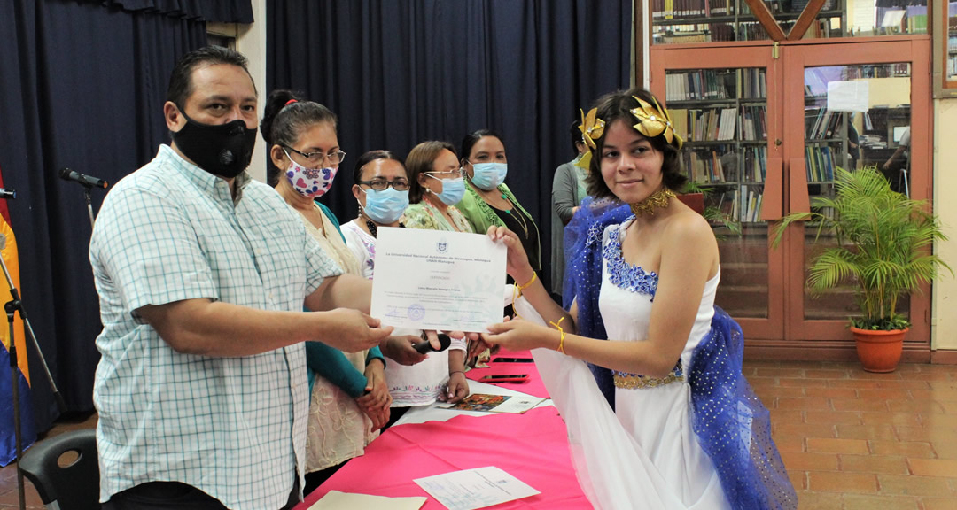 Maestro Bismarck Santana, Vicerrector de Asuntos Estudiantiles, entrega reconocimiento a la musa dariana del RURD