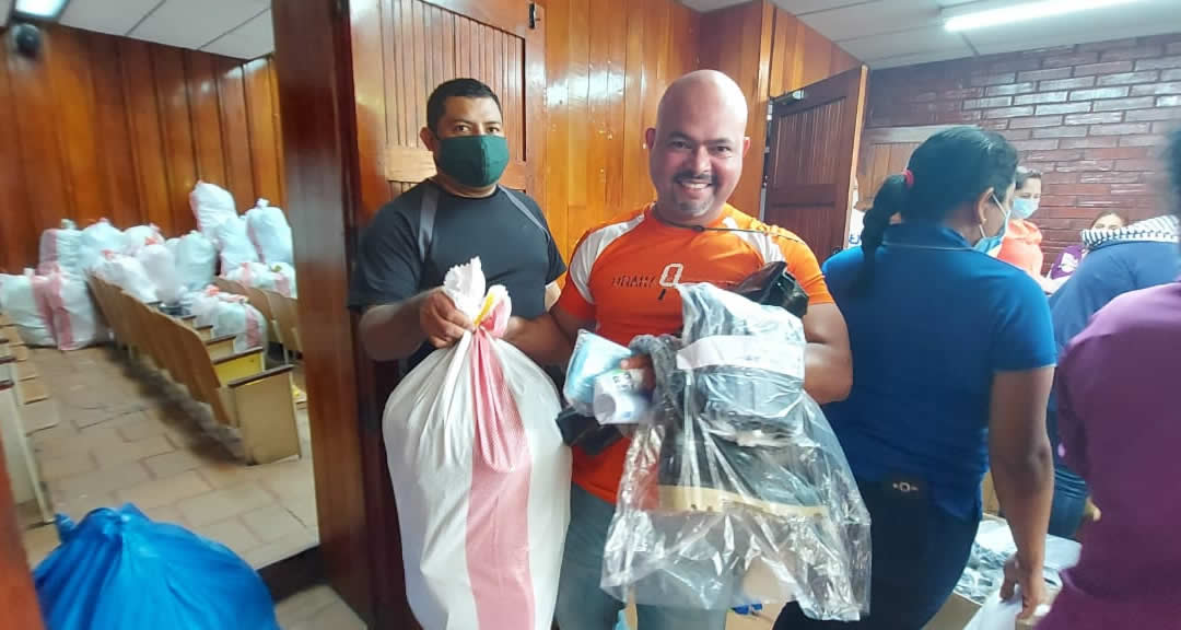 Maestro Lenin Silva, Responsable de la tercera brigada, recibe indumentaria y víveres que utilizarán los voluntarios