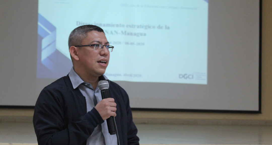 El MSc. Isaías Hernández, Director de DGCI compartió las generalidades del taller