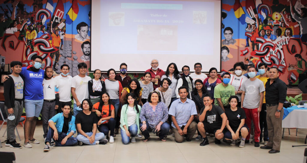 Universitarios participan en el taller de Dramaturgia