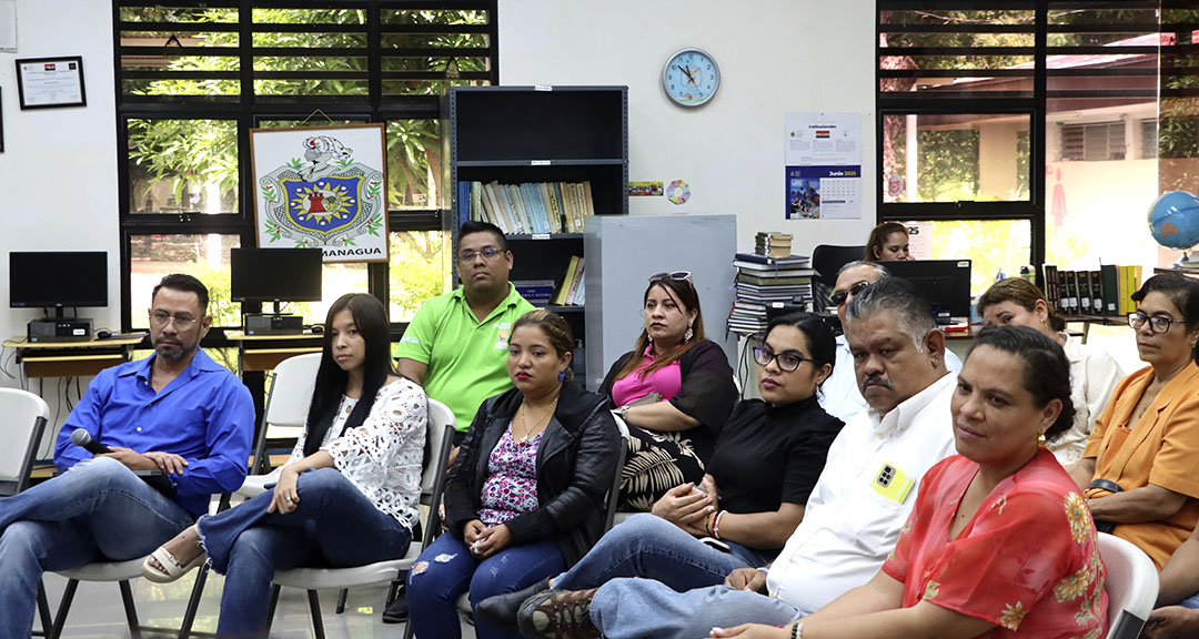 Docentes participan en espacio de reflexión acerca de la vida y obra del Comandante Carlos