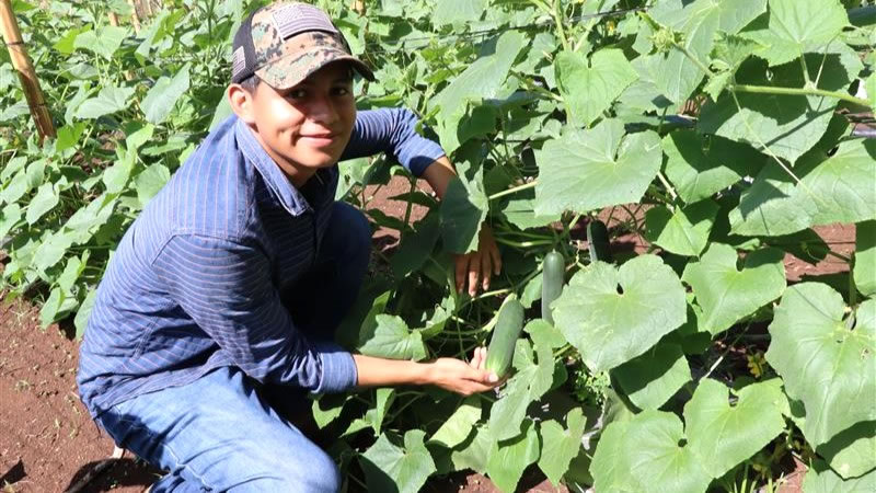 Entre aulas y cultivos la vocación de Isaí López