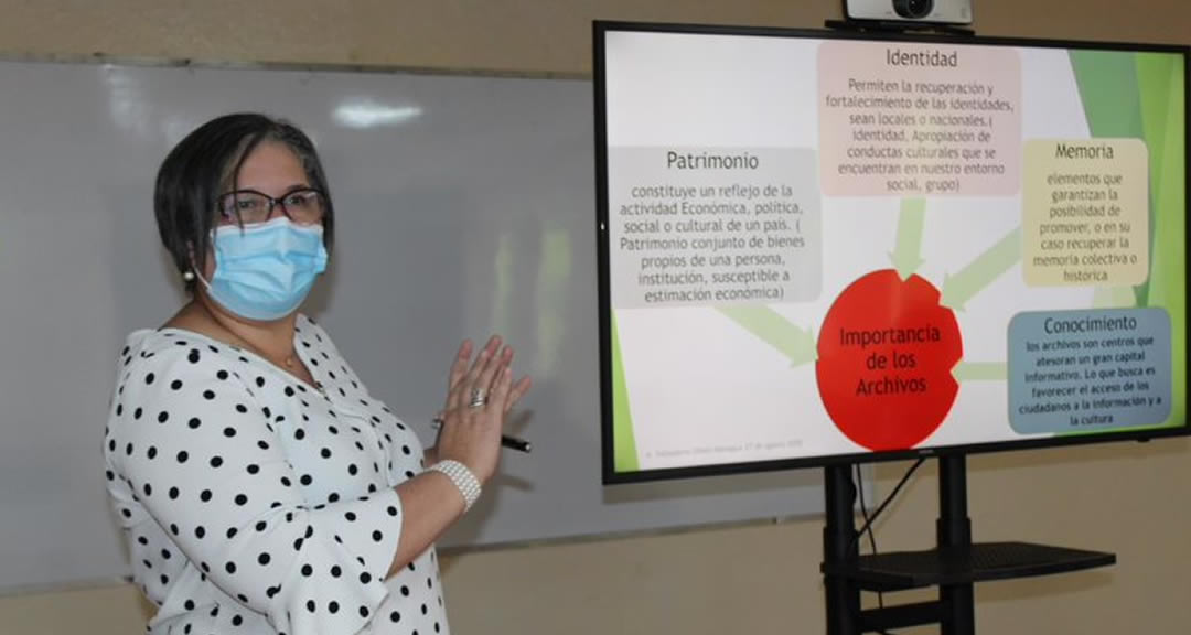 La MSc. Aracely Balladares, Responsable de Archivo General Universitario de la UNAN-León compartiendo saberes respecto a la adecuada organización de archivos.