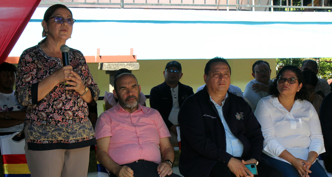 Autoridades universitarias durante el evento.