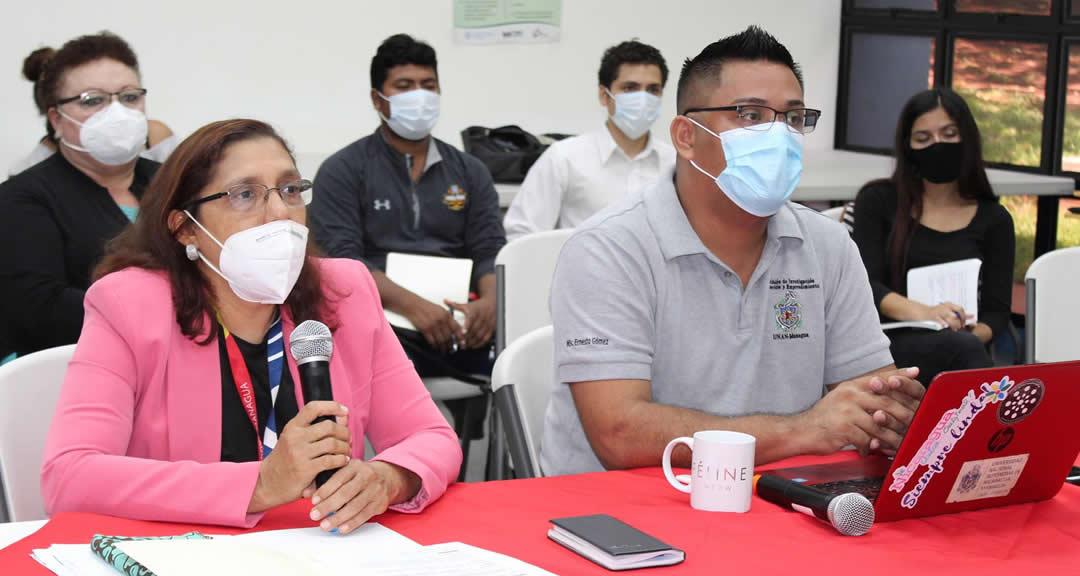 Académicos debaten sobre antropología y cultura como base para la innovación.