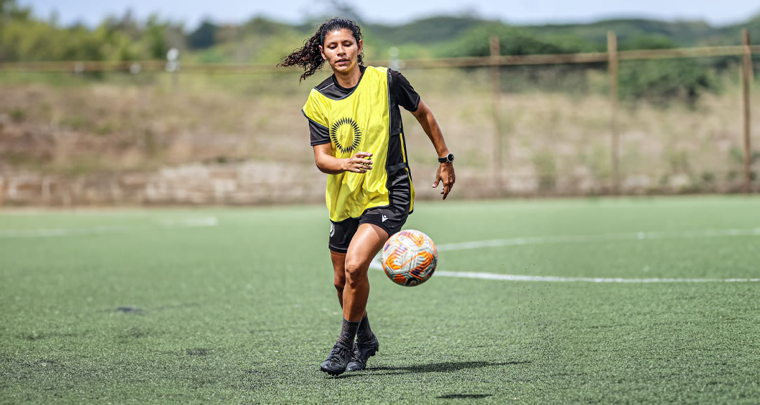 Gielsi Peralta, destacada futbolista nacional que complementa su formación deportiva en la UNAN-Managua