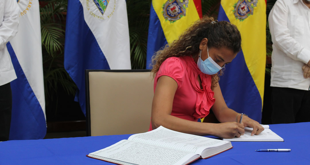 Firma el acta, la directora de Deportes, Ángela Gutiérrez