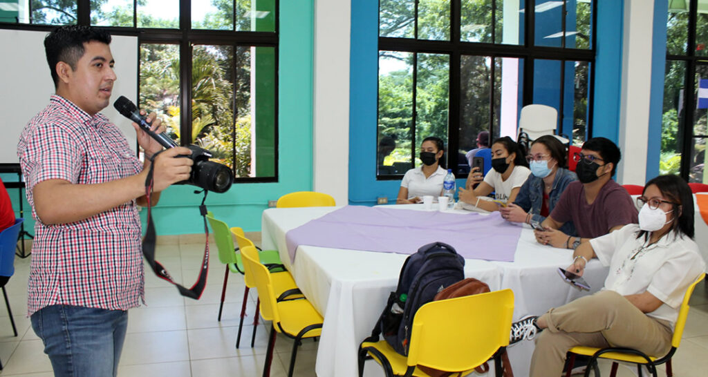 Estudiantes de Mercadotecnia reciben taller de fotografía