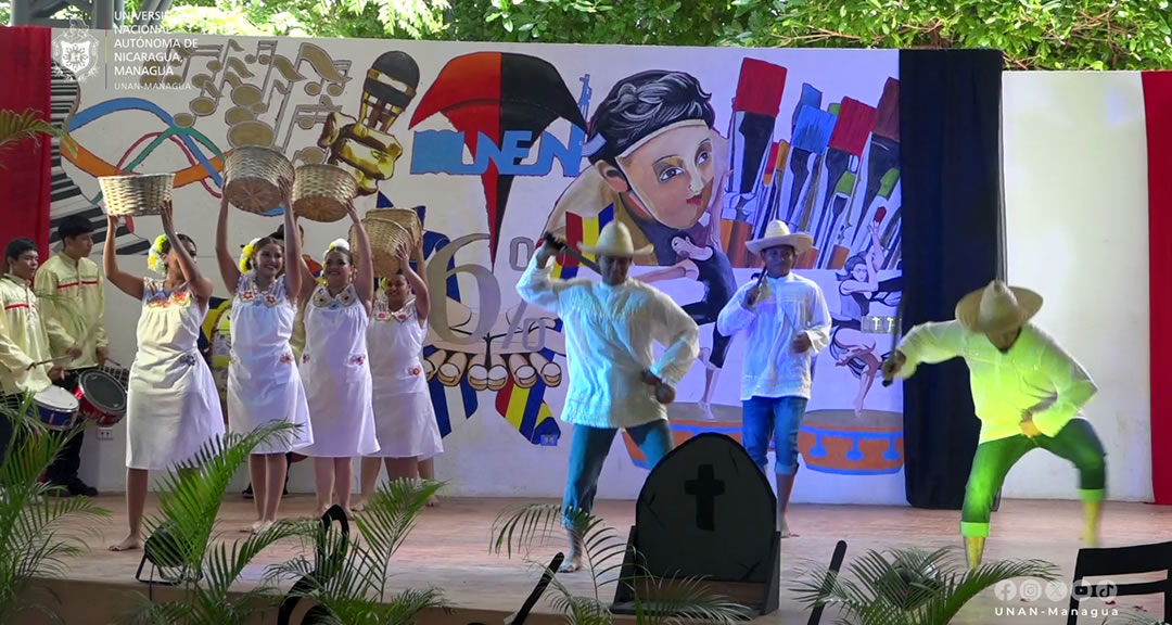 Producción artística Maestros con amor, juventud con educación, haciendo todos revolución