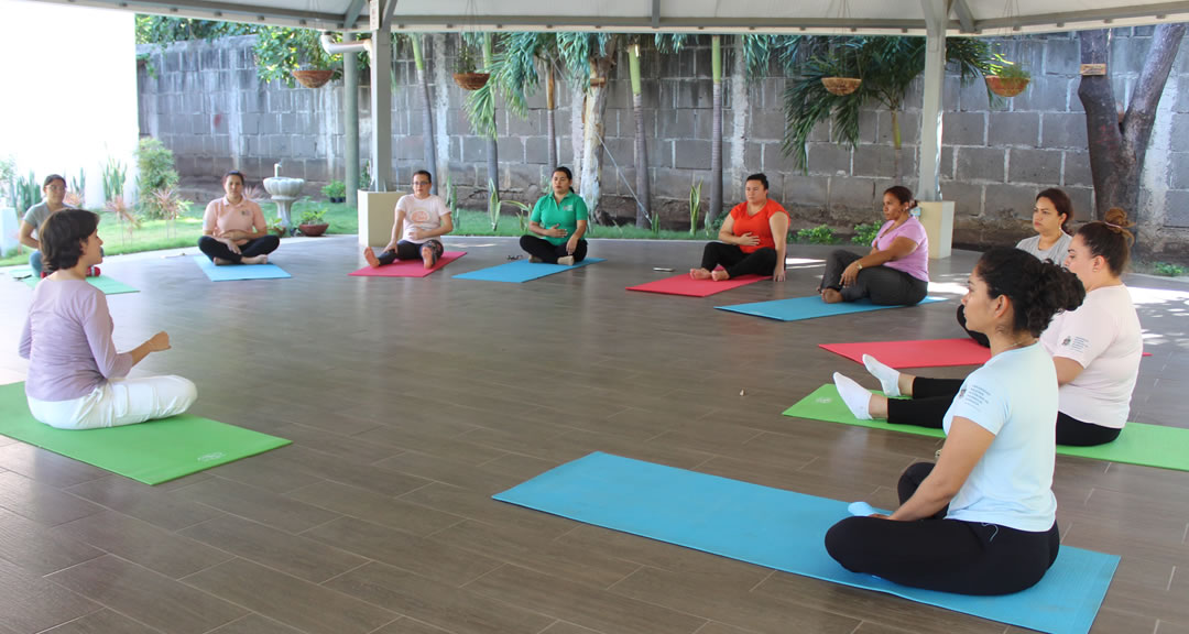 Instituto de Promoción del Yoga para la Vida Sana celebra Día Internacional de la Mujer con sesión de yoga