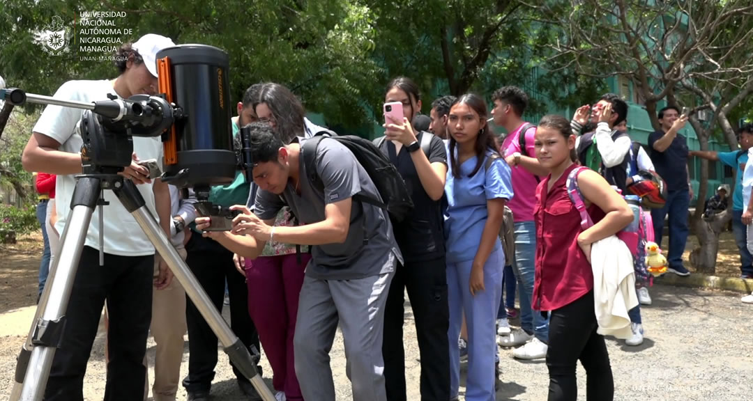 Estudiantes, docentes y administrativos de la UNAN-Managua observaron el eclipse solar