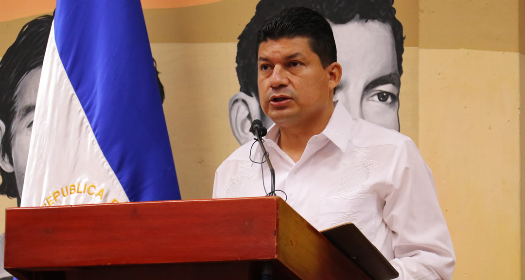 El secretario general de la UNAN-Managua, maestro Roberto Flores Díaz, leyó la resolución para el otorgamiento del título