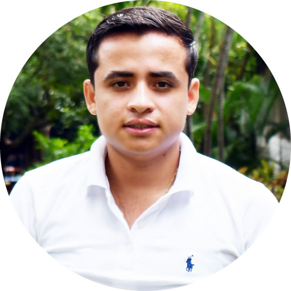 Denis Romero, poeta, educador y estudiante de excelencia académica