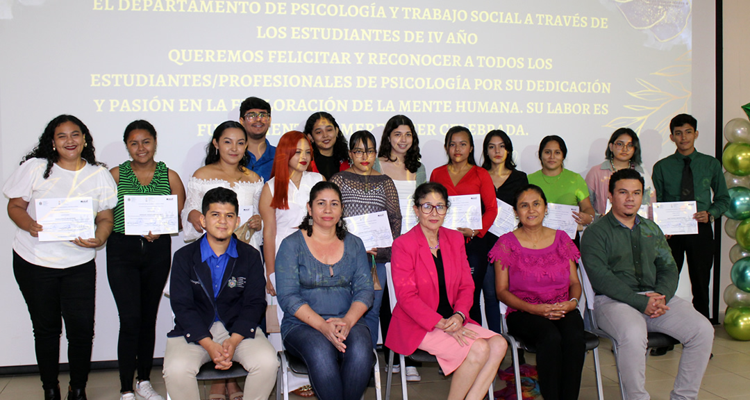 Estudiantes destacados de Psicología reciben reconocimiento