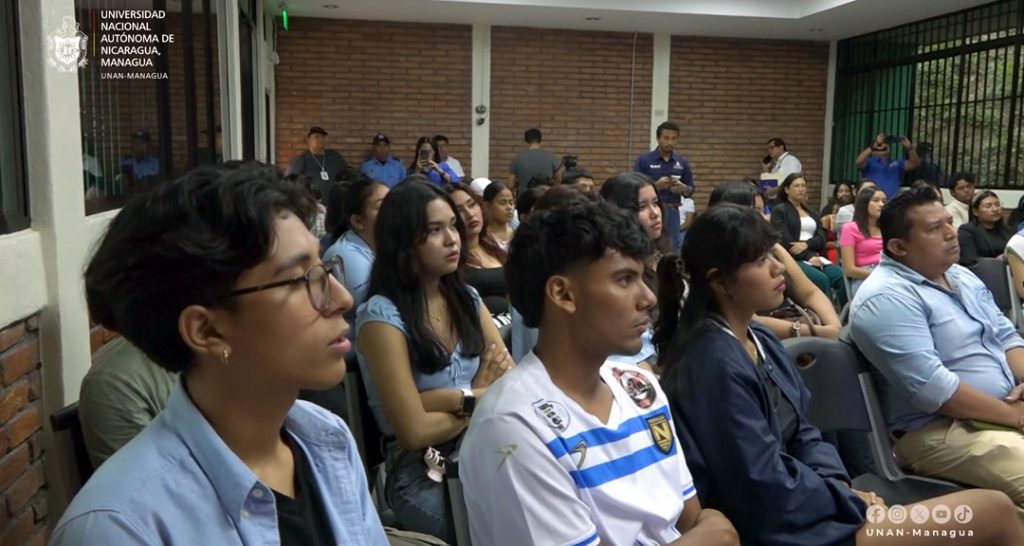 Estudiantes de la carrera de Comunicación para el Desarrollo reciben taller comunicacional a cargo del compañero Abraham Istillarte