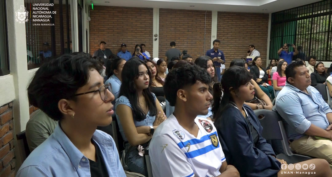 Estudiantes de la carrera de Comunicación para el Desarrollo reciben taller comunicacional a cargo del compañero Abraham Istillarte