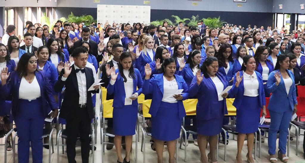 129 licenciados de Educación e Idiomas reciben título profesional