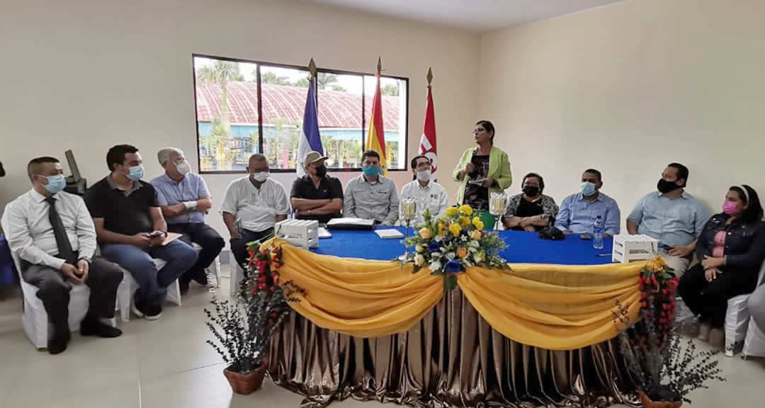 Autoridades universitarias y funcionarios de gobierno presiden la asamblea.