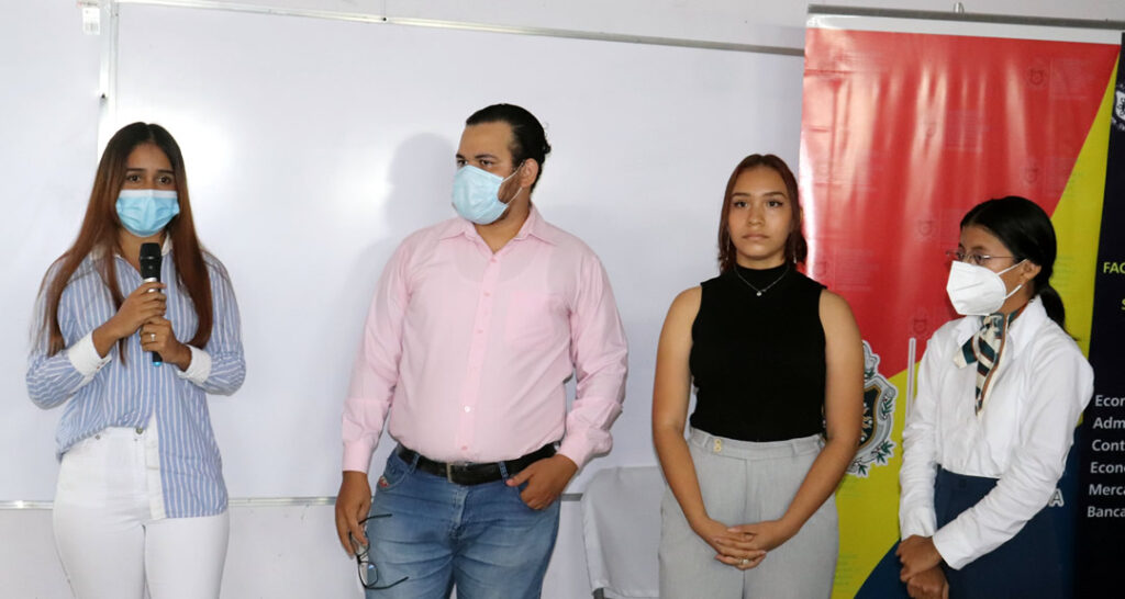 Estudiantes de Ciencias Económicas participan con 24 investigaciones en JUDC