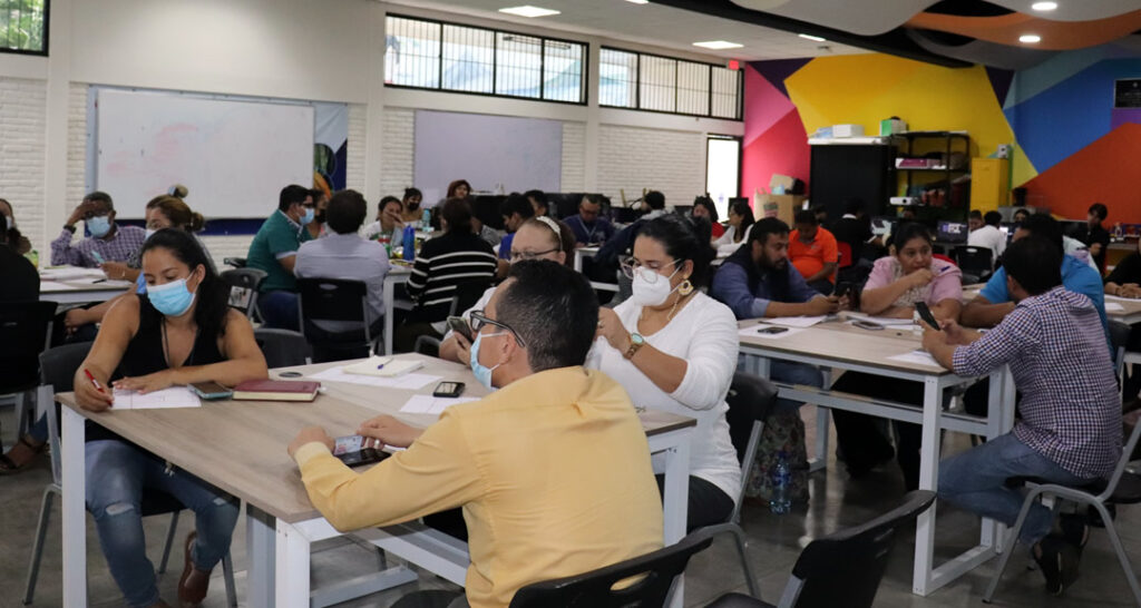 Docentes se capacitan sobre modelos de negocios innovadores