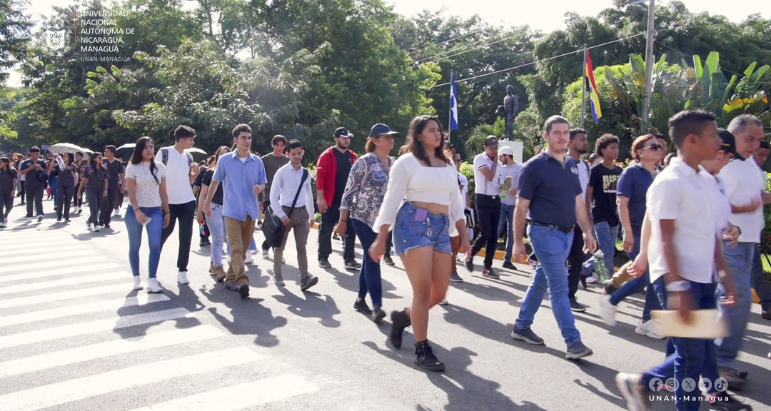 Comunidad universitaria participa en caminata saludable