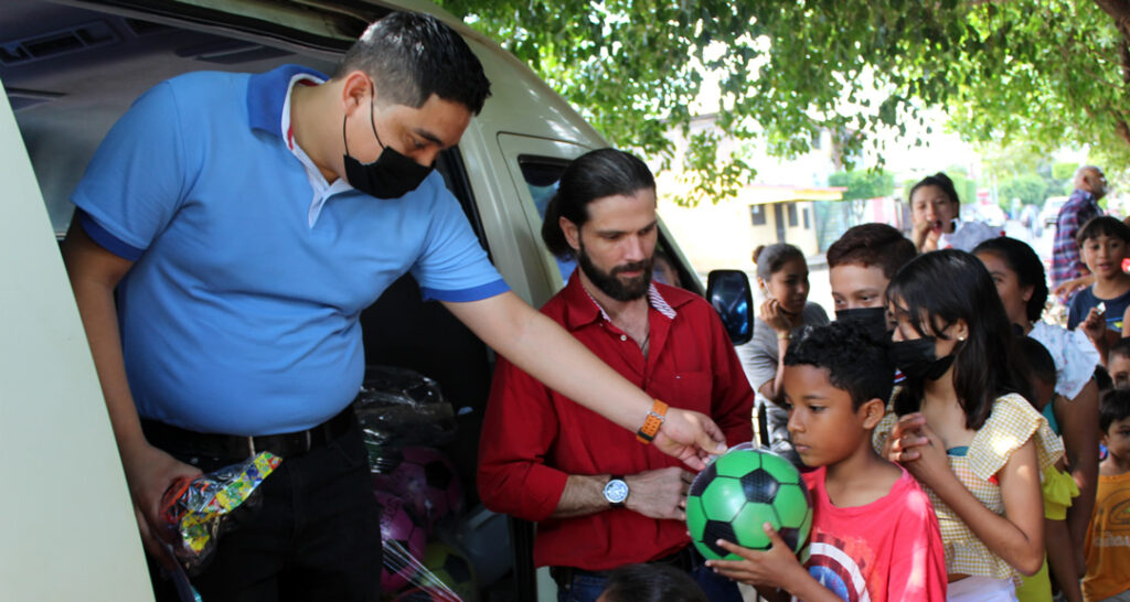 Niños de los distritos de Managua reciben juguetes de la UNAN-Managua y el MILAVF