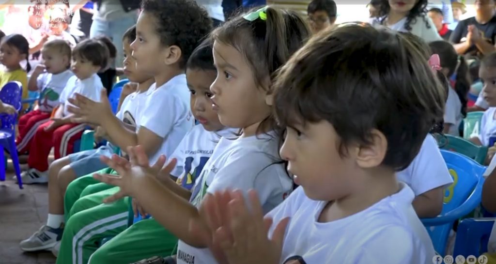 Con una mañana recreativa, niñas y niños del Preescolar Arlen Siu, celebraron el Día de la Alegría