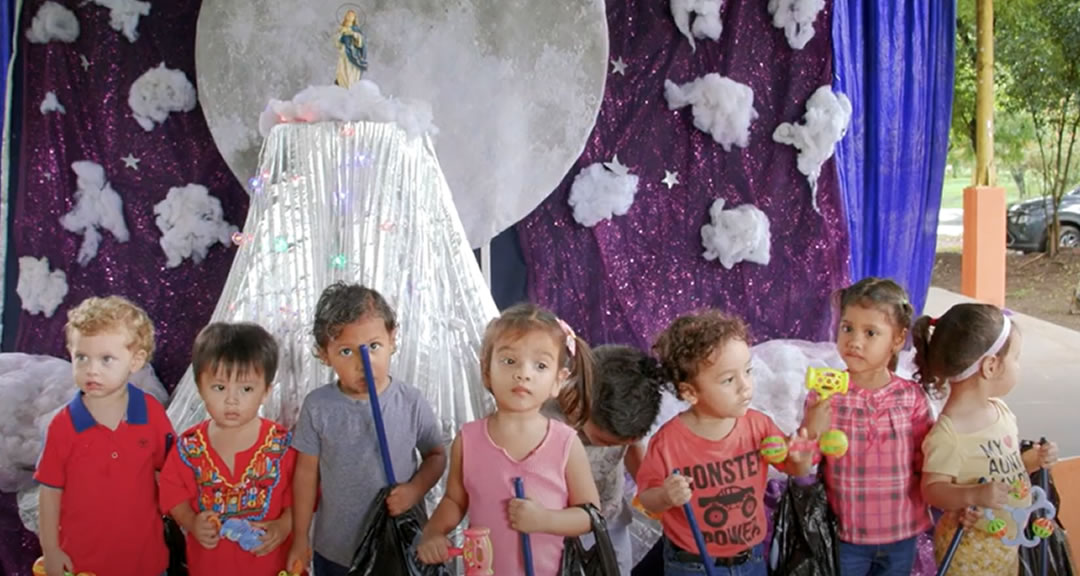 Niños del Centro Preescolar de Aplicación Arlen Siu celebran Fiestas Marianas