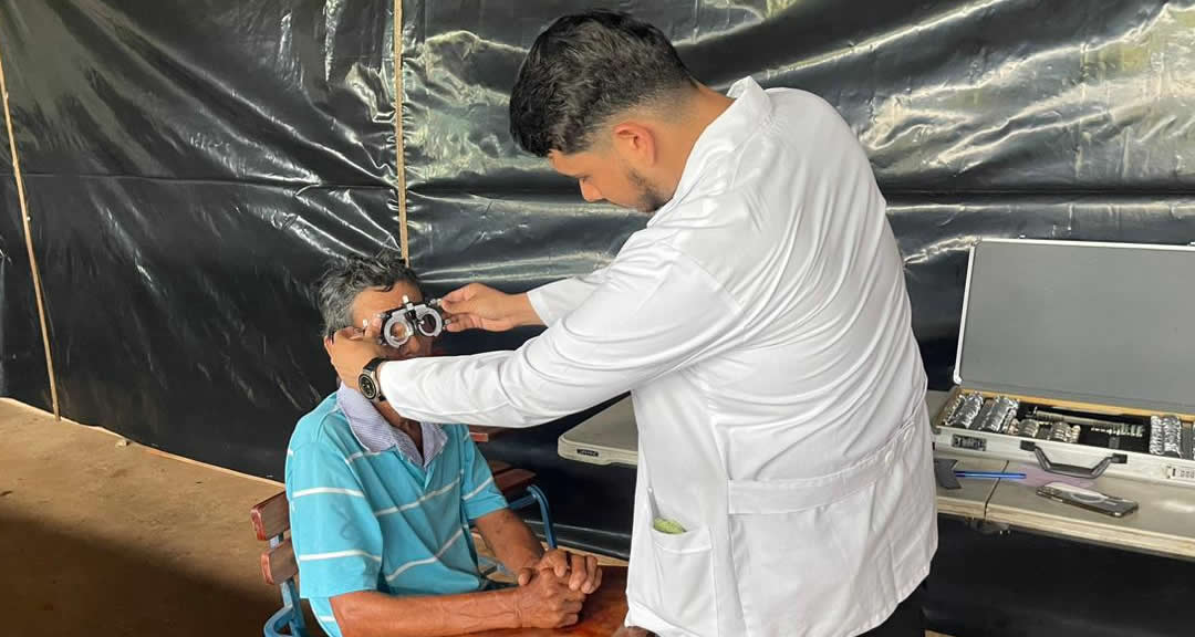 Médico brinda atención a poblador de la comunidad Tiktik Kanu.
