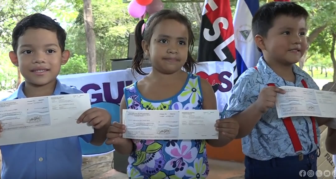 Niñas y niños del Preescolar Arlen Siu de la UNAN-Managua reciben bono escolar