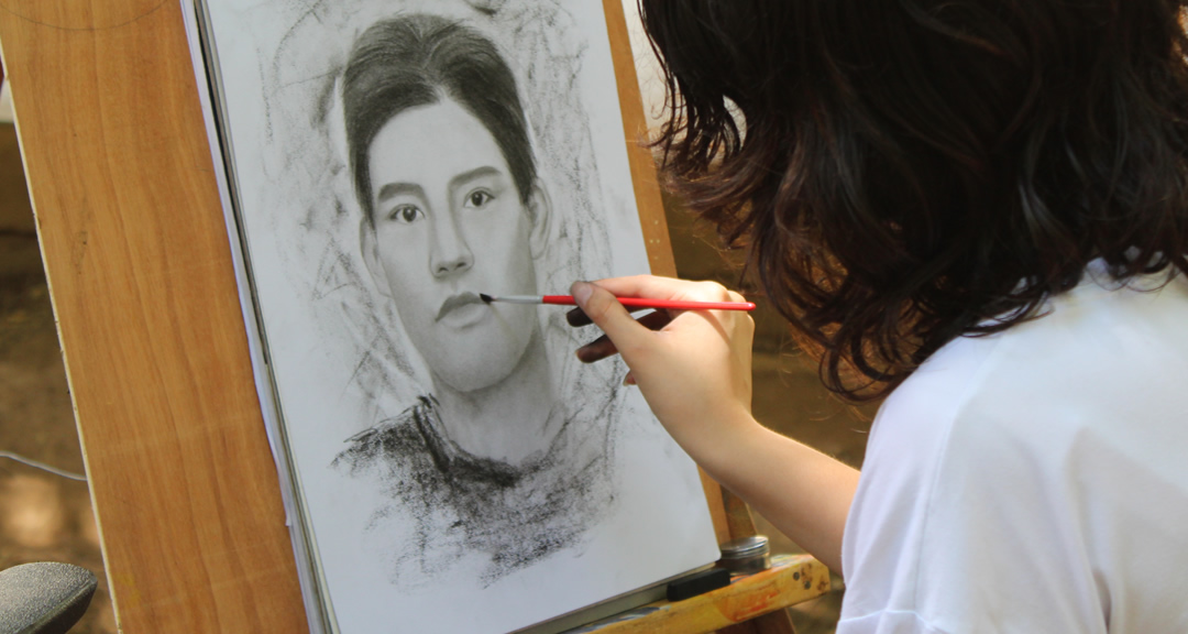 Estudiante de pintura elabora un retrato de Roberto