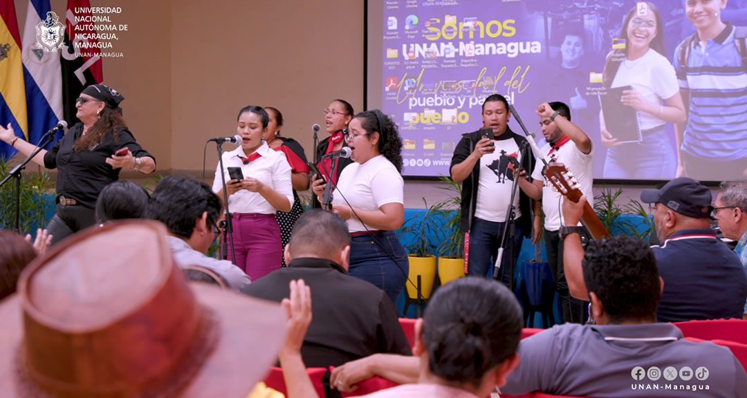 Con una alegre cantata maestros saludan el 89. ° aniversario del natalicio del Comandante Carlos