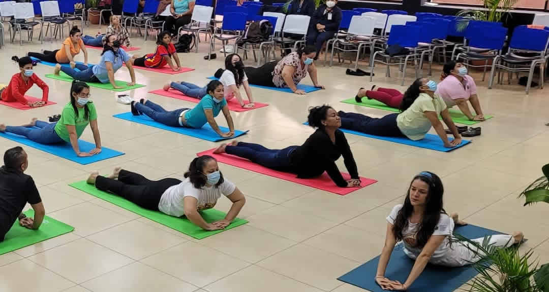 Comunidad universitaria celebra el Día Internacional del Yoga