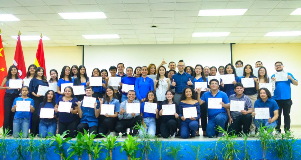 Estudiantes celebran un logro más en el dominio del idioma chino