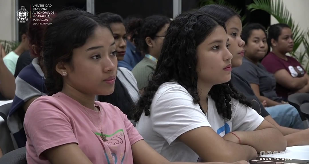 Becados internos participan en asamblea informativa