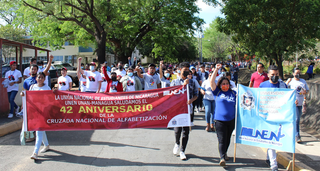 Comunidad universitaria rinde homenaje a los héroes de la Gran Cruzada Nacional de Alfabetización