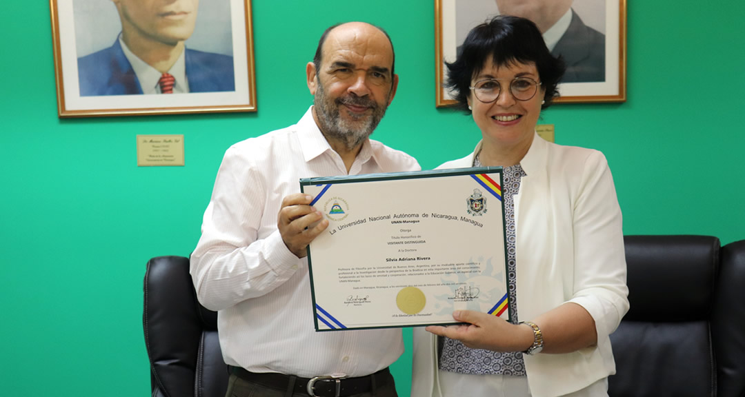Académica argentina recibe distinción honorífica de visitante distinguida