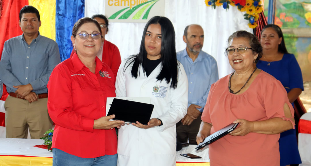 UNAN-Managua otorga reconocimiento a estudiantes destacados de UNICAM