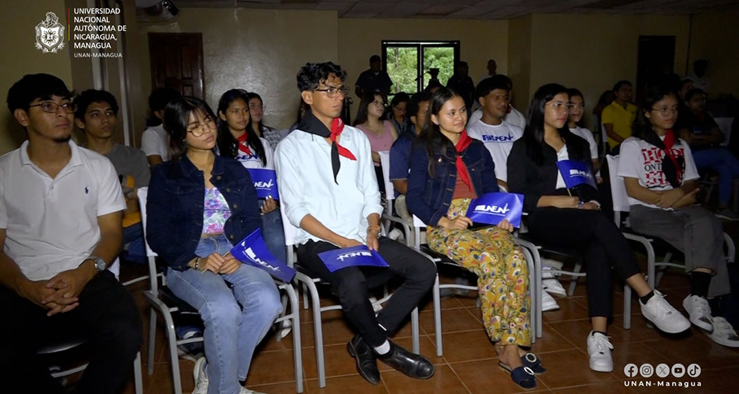Universitarios participan de proyección de documental sobre el proceso revolucionario