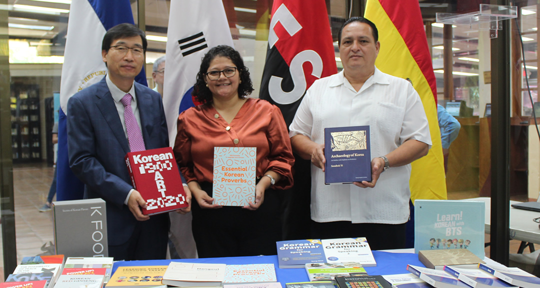 UNAN-Managua recibe donativo de libros de la Embajada de la República de Corea
