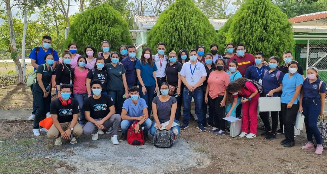 Optometristas atienden a pobladores de Teustepe, Boaco