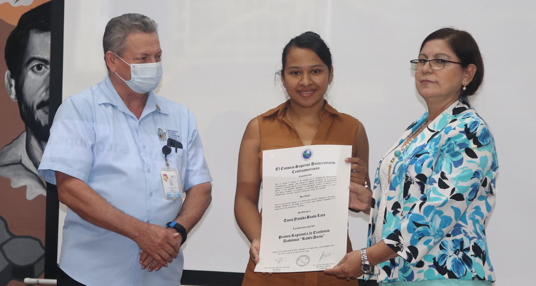 Tania Busto, excelencia académica galardonada por su perseverancia y dedicación al estudio