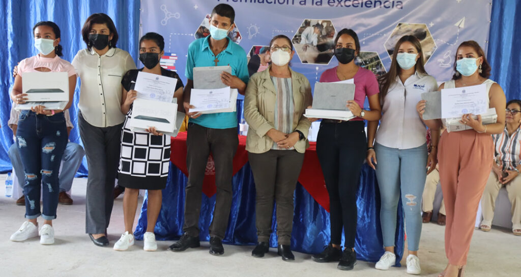 UNAN-Managua otorga reconocimiento a estudiantes destacados del Programa UNICAM