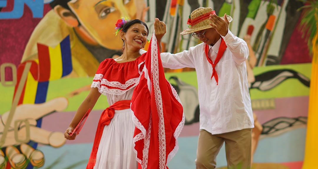 Estudiantes promueven la identidad y tradiciones culturales de nuestros pueblos originarios