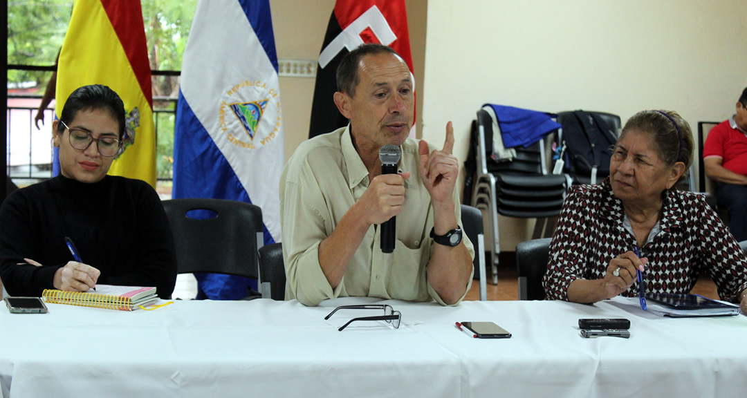 Académico de España participa en conversatorio durante reunión de extensionista