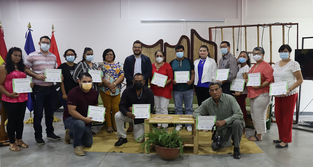 Artesanos nicaragüenses capacitados en diseño gráfico y grabado láser