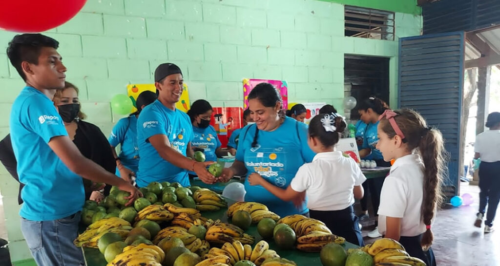 Voluntariado universitario promueve hábitos de alimentación saludable en escuelas de primaria