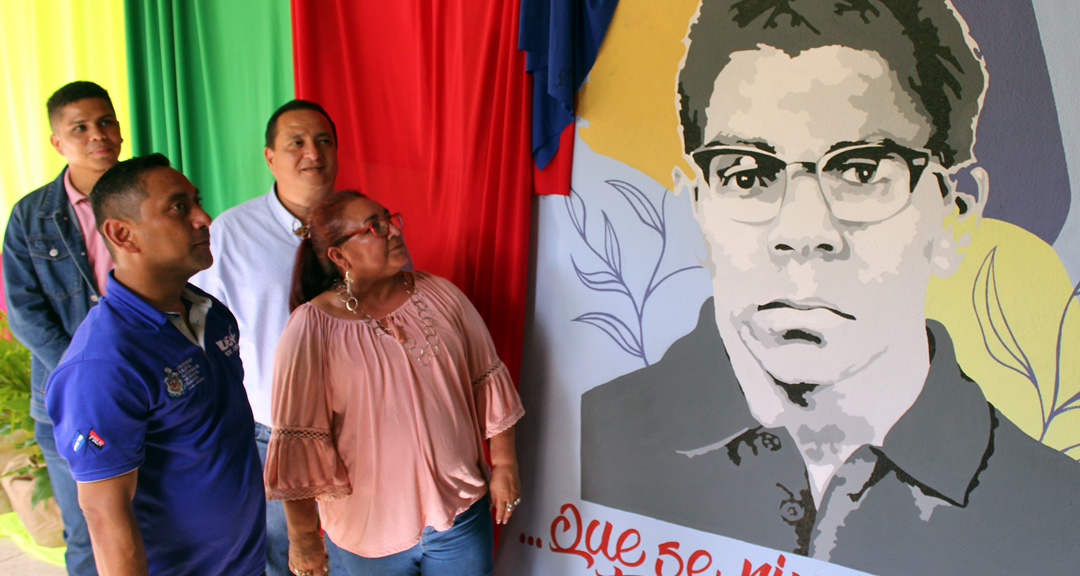 Develan mural en memoria al poeta y guerrillero Leonel Rugama