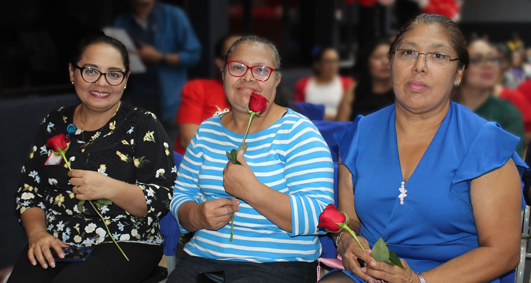 Con gala cultural se celebra a las madres universitarias esforzadas, dignas y heroicas